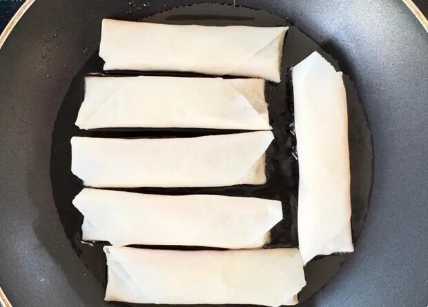 揚げ焼きにしている画像（撮影：エニママ）