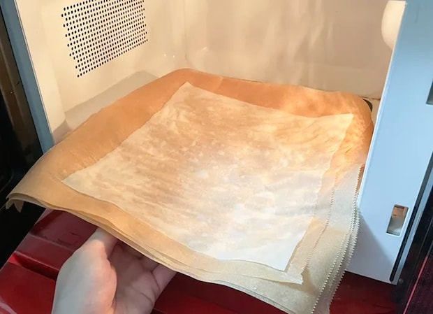 春巻きの皮を電子レンジで加熱する写真（撮影：grapeフード編集部）