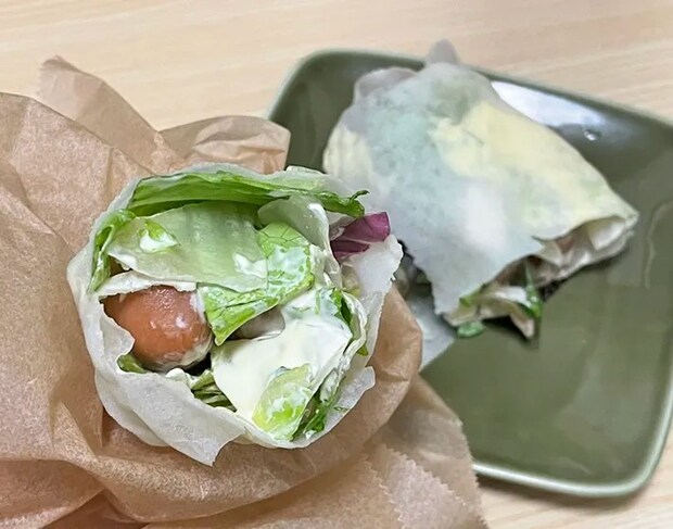 『春巻きブリトー』を半分に切った写真（撮影：grapeフード編集部）