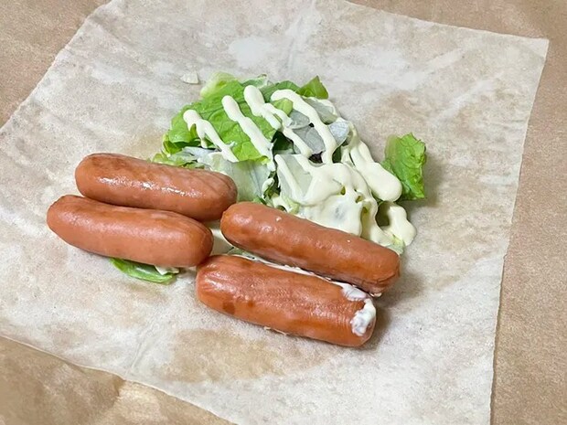 春巻きの皮にサラダとウインナーをのせる写真（撮影：grapeフード編集部）