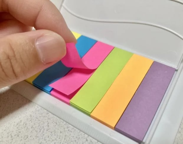 ふせんを剥がす様子