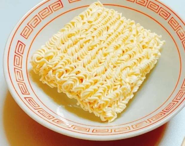 どんぶりに入れたインスタントラーメン