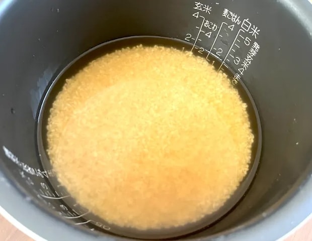 釜に米と水とめんつゆを入れた画像（撮影：エニママ）
