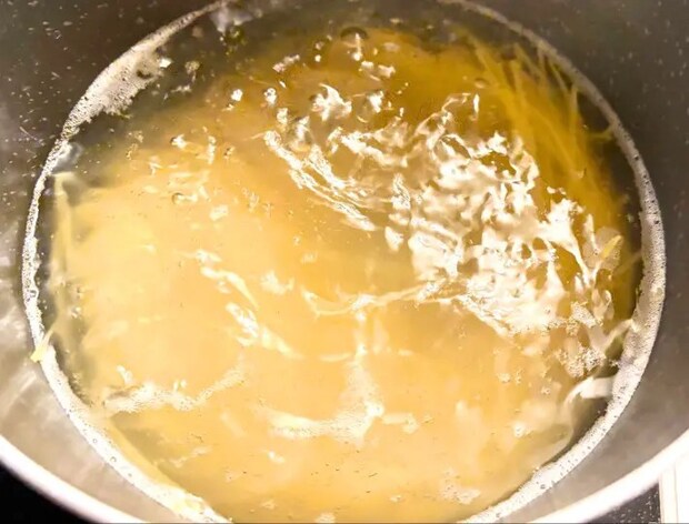 スパゲティをゆでている画像（撮影：エニママ）