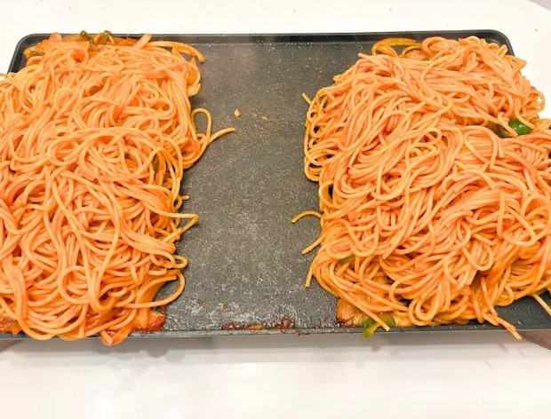 ナポリタンを左右に広げた画像（撮影：エニママ）
