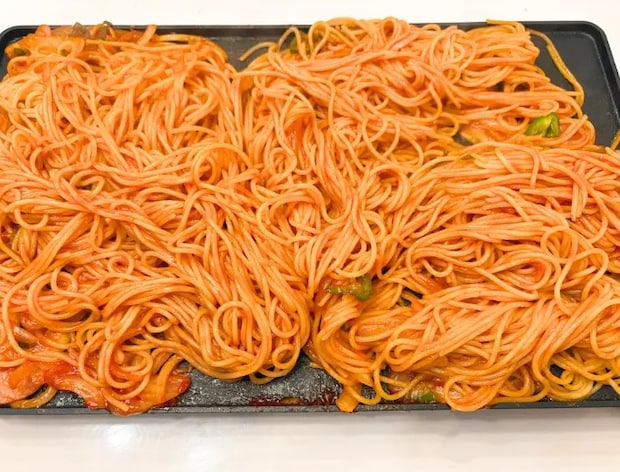 スパゲティと残りのケチャップを混ぜた画像（撮影：エニママ）