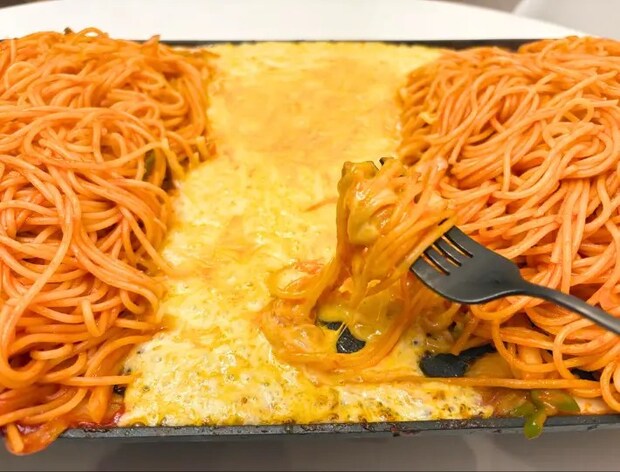ナポリタンをチーズに絡めた画像（撮影：エニママ）