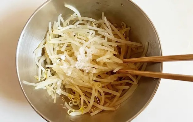 もやしに味付けしている画像（撮影：エニママ）