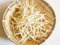 モヤシがあったら作って！　材料3つを加えてレンチンすると…「夫がおかわり希望」