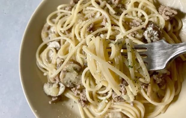 パスタをフォークで持ち上げる画像（撮影：エニママ）