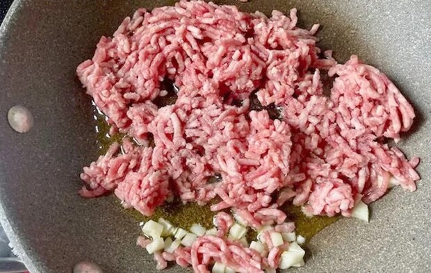 フライパンにひき肉を入れた画像（撮影：エニママ）