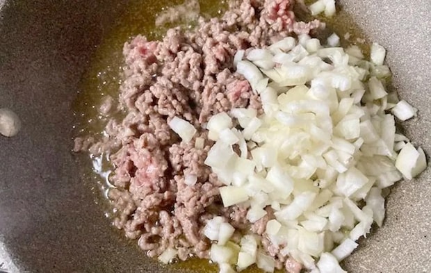 フライパンに玉ねぎを入れた画像（撮影：エニママ）