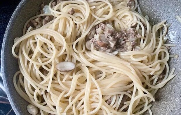 フライパンにパスタを入れた画像（撮影：エニママ）