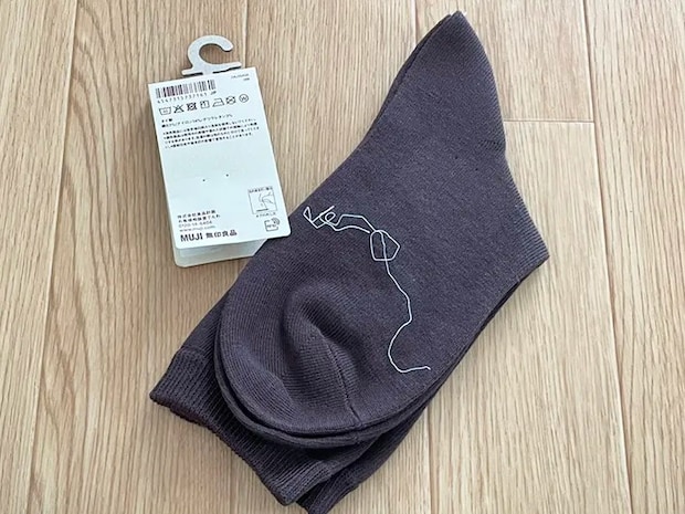 無印良品の靴下のタグをハサミなしで取った写真（撮影：grapeライフハック編集部）