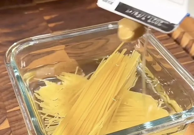 耐熱容器にパスタ麺・水・油を入れた画像