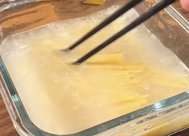 パスタ麺を水と油にしっかりからませている画像