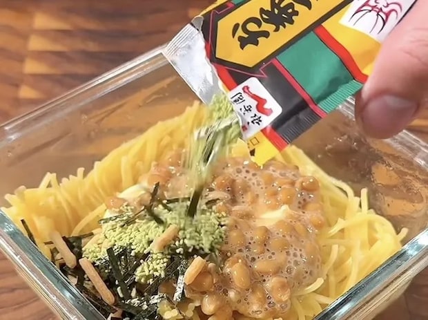お茶漬けの素を加えている画像