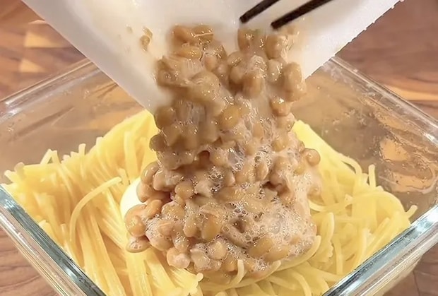 納豆を加えている画像