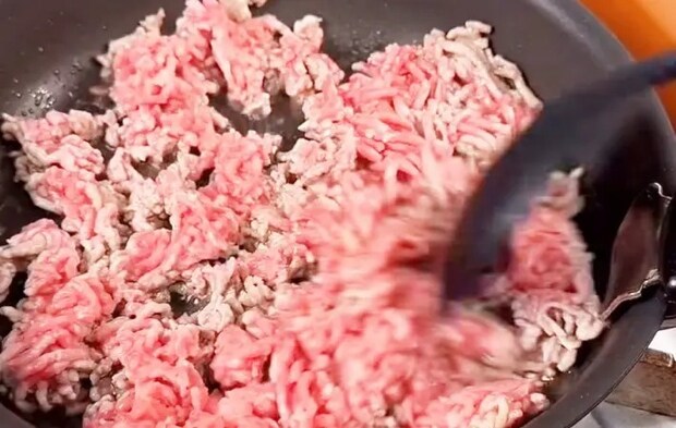 合いびき肉を炒めている画像