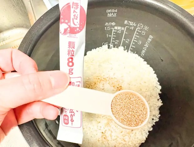 『ほんだし』を加えている画像（撮影：エニママ）