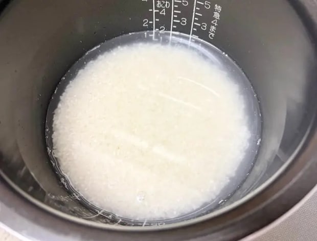 米を浸水させている画像（撮影：エニママ）