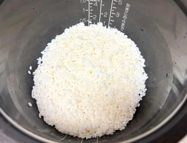 炊飯器に米を入れた画像（撮影：エニママ）