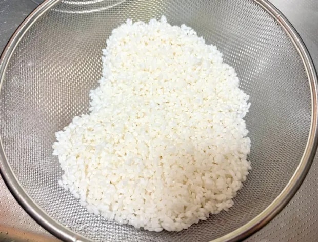 浸水させた米をザルに上げた画像（撮影：エニママ）