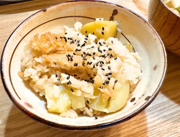 茶碗に盛り付けた『新じゃがご飯』の画像（撮影：エニママ）