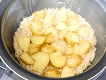 「息子が大絶賛」「おかわり止まらん」　新ジャガイモを炊飯器に入れて…？