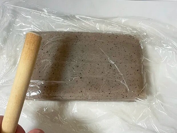 こんにゃくをすりこぎで叩く写真（撮影：grapeフード編集部）