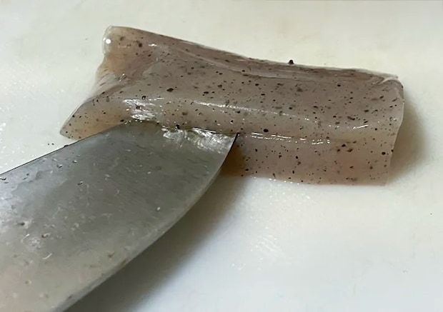 こんにゃくに切り込みを入れる写真（撮影：grapeフード編集部）