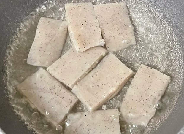 こんにゃくを下茹でする写真（撮影：grapeフード編集部）