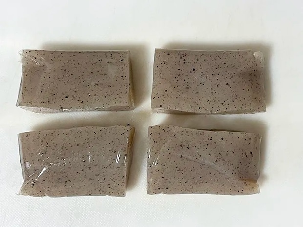 4等分したこんにゃくの写真（撮影：grapeフード編集部）