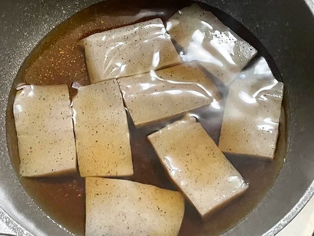 調味料とこんにゃくを煮詰める写真（撮影：grapeフード編集部）