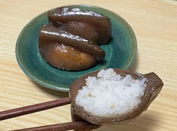 『こんにゃくいなり』の写真（撮影：grapeフード編集部）
