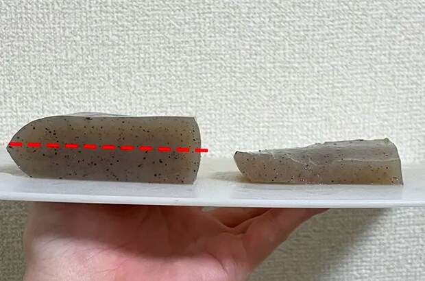 こんにゃくを半分に切る写真（撮影：grapeフード編集部）