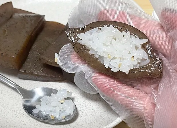 こんにゃくに酢飯を詰める写真（撮影：grapeフード編集部）