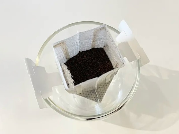 ドリップコーヒーをカップにセットした写真（撮影：grapeフード編集部）