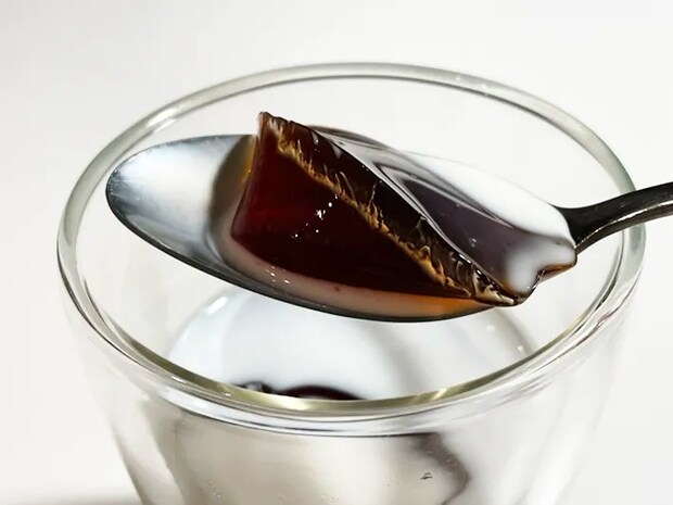 コーヒーゼリーをスプーンですくった写真（撮影：grapeフード編集部）