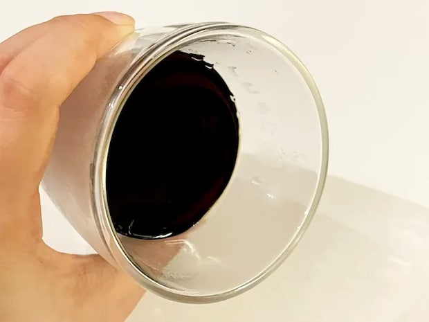 コーヒーゼリーを傾ける写真（撮影：grapeフード編集部）