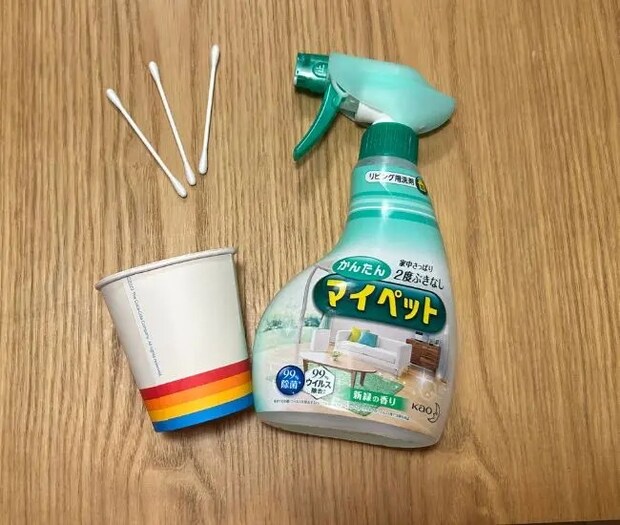 かんたんマイペット、綿棒、紙コップを用意する様子（撮影：grapeライフハック編集部）