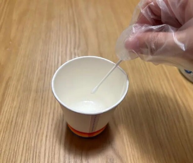 綿棒をかんたんマイペットに浸す様子（撮影：grapeライフハック編集部）