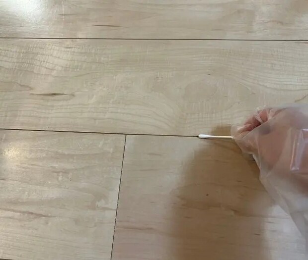 乾いた布で仕上げ拭きする様子（撮影：grapeライフハック編集部）