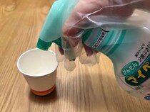 フローリングの溝を綿棒でなぞると…　掃除テクに「こんなに汚れてたの？」「驚いた」