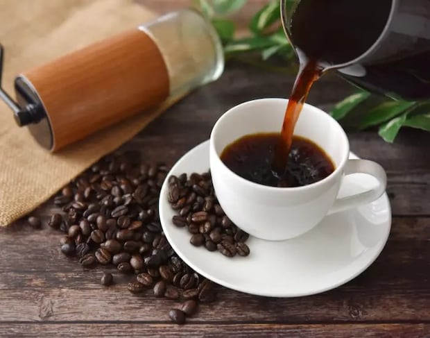 コーヒーを淹れている様子