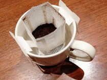 マグカップに直接粉を出して！　ドリップコーヒーの意外な淹れ方に「なるほど」【飲み物アレンジ4選】