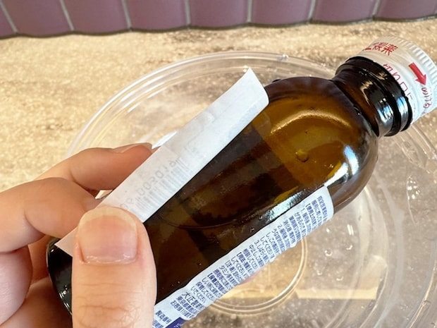 スルスルと剥がれるラベルの様子（撮影：grapeライフハック編集部）