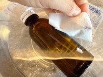 瓶のラベルがツルっと剥がれる！　あまりにもきれいに取れすぎて驚き…！