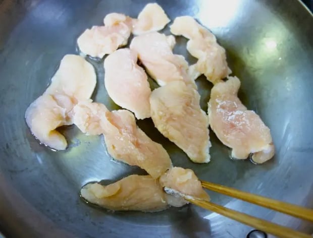 鶏むね肉を焼く画像（撮影：エニママ）