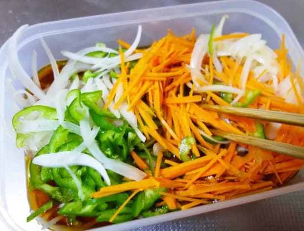野菜を混ぜ合わせる画像（撮影：エニママ）